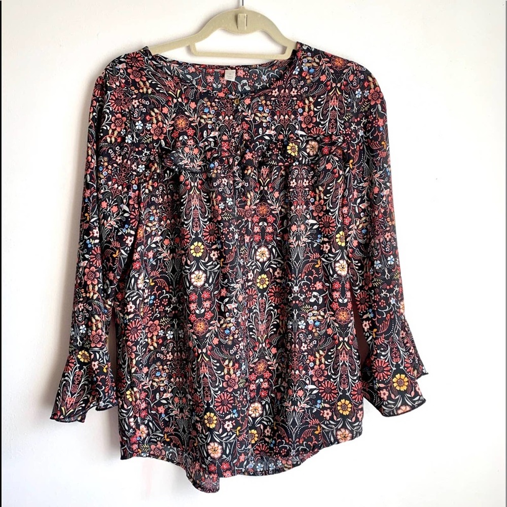 Floral long sleeve button down shirt size M